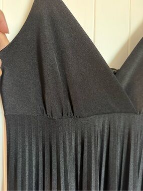 Forever 21 Black V-Neck Pleated Maxi Dress